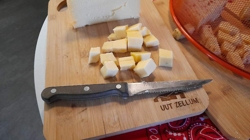 Voor de ophaaldag heeft Judith een kaasproeverij met eigen kaas gemaakt.