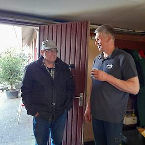 Dick Looman in gesprek met een van de klanten.