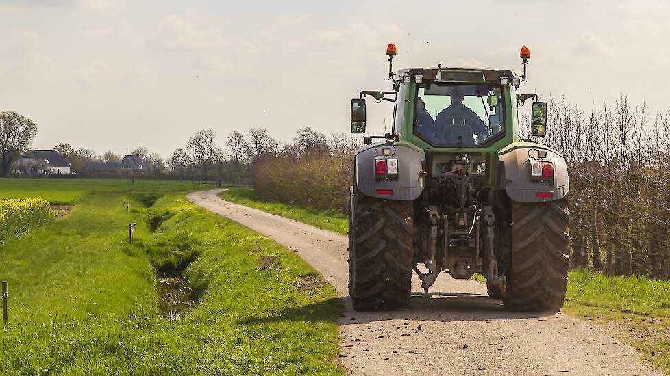 Trekker op landweg