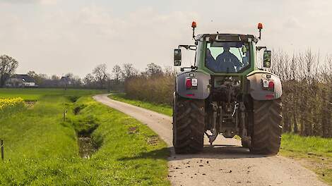 Trekker op landweg
