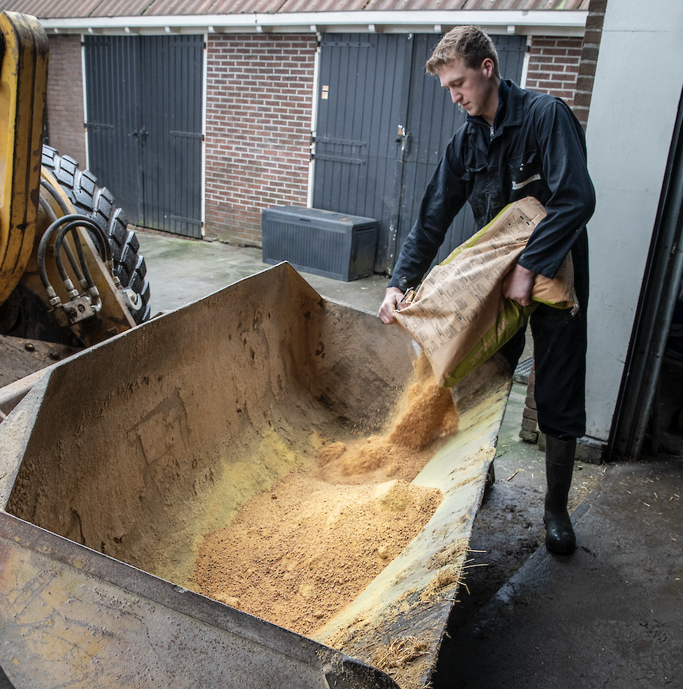 Megalac in de bak van de shovel