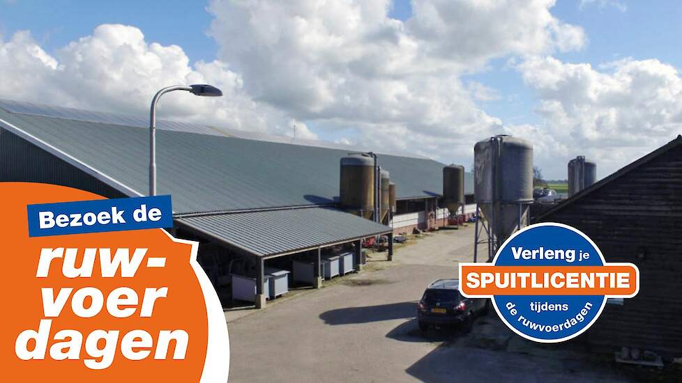 Erf van melkveebedrijf Oldenburger met grote stal, voersilo’s en geparkeerde auto, voorzien van banners met “Bezoek de ruwvoerdagen” en “Verleng je spuitlicentie tijdens de ruwvoerdagen”.