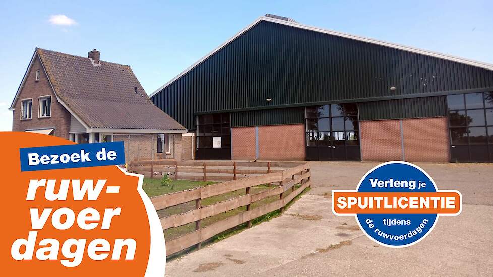Boerderij met woonhuis en grote groene stal met rode bakstenen onderzijde, locatie voor Ruwvoerdagen 2025 met banners voor deelname en spuitlicentie-verlenging.