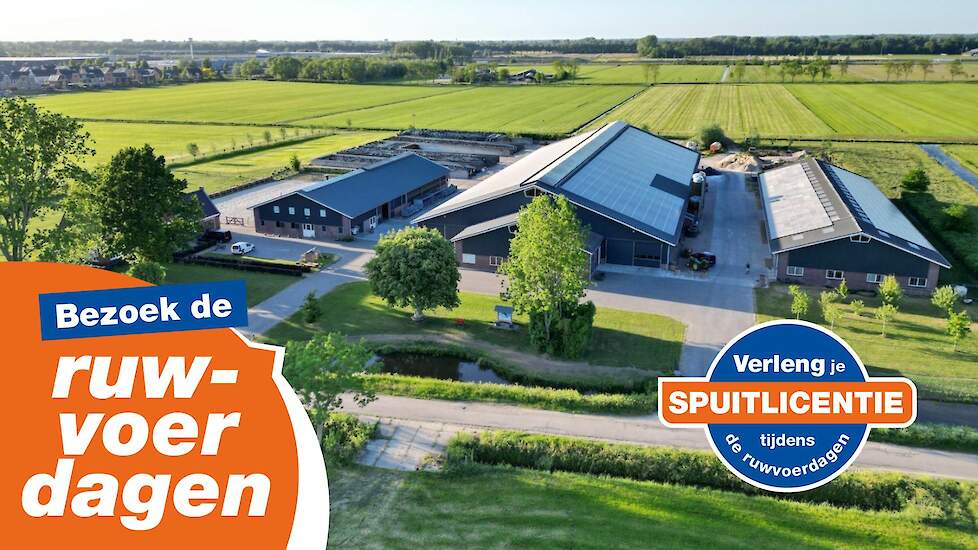 Luchtfoto van een melkveebedrijf met velden op de achtergrond en promotietekst: "Bezoek de ruwvoerdagen" en "Verleng je spuitlicentie tijdens de ruwvoerdagen".