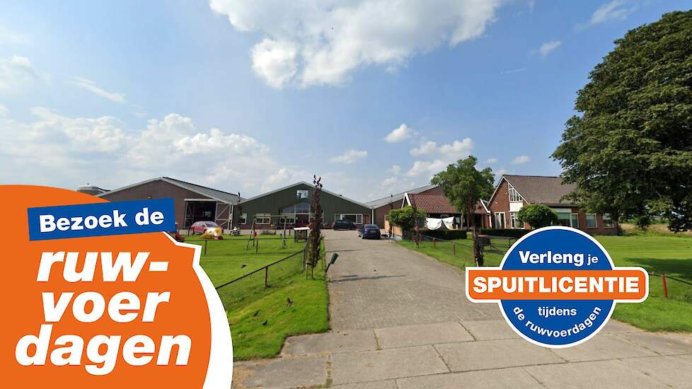 Oprijlaan naar het melkveebedrijf Juliushoeve met boerderij, stallen en woonhuis, voorzien van banners met “Bezoek de ruwvoerdagen” en “Verleng je spuitlicentie tijdens de ruwvoerdagen”.