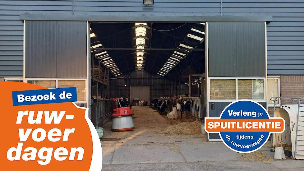 Open staldeur van een melkveebedrijf met zicht op koeien en een Lely-voeraanschuifrobot, met promotietekst: "Bezoek de ruwvoerdagen" en "Verleng je spuitlicentie tijdens de ruwvoerdagen".