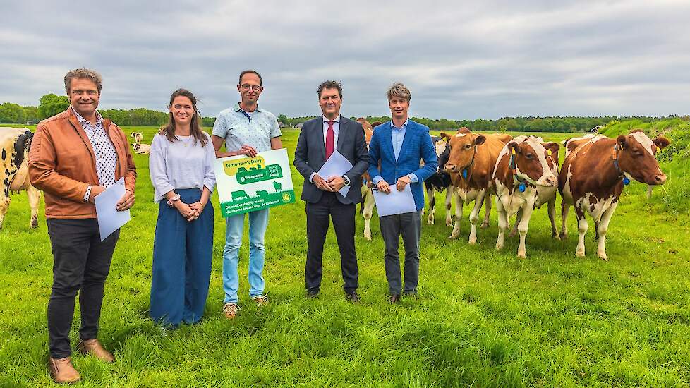 V.l.n.r. Alex Datema (Directeur Food & Agro Rabobank), Nicoline van Gerrevink (Executive Director Food System Transition team Rabobank), melkveehouder en deelnemer Leendert van Staalduijnen, Albert de Groot (CEO Vreugdenhil Dairy Foods) en Rob Trompetter