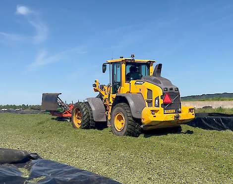 Volvo shovel rijdt de kuil aan