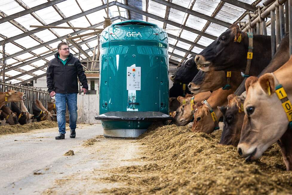 Gijs met de DairyFeed F4500 op de voergang