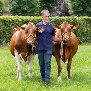 Bert Zonnenberg hecht onder meer veel waarde aan brede koeien met hoge eiwitgehaltes, goed beenwerk en optimale uiers.