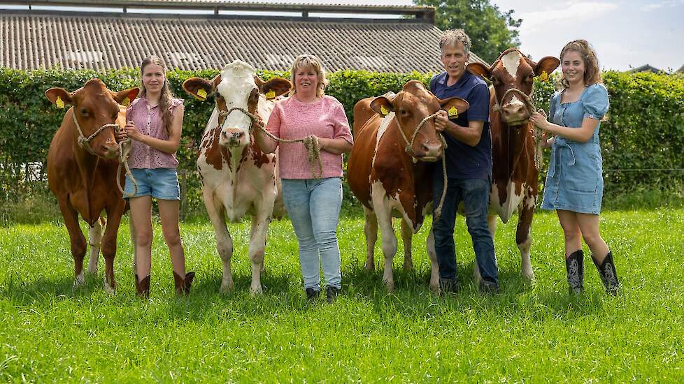 Deelname aan veekeuringen is een echte familieaangelegenheid geworden voor (v.l.n.r.) Jade, Wilma, Bert en Lieve Zonnenberg.