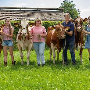 Deelname aan veekeuringen is een echte familieaangelegenheid geworden voor (v.l.n.r.) Jade, Wilma, Bert en Lieve Zonnenberg.