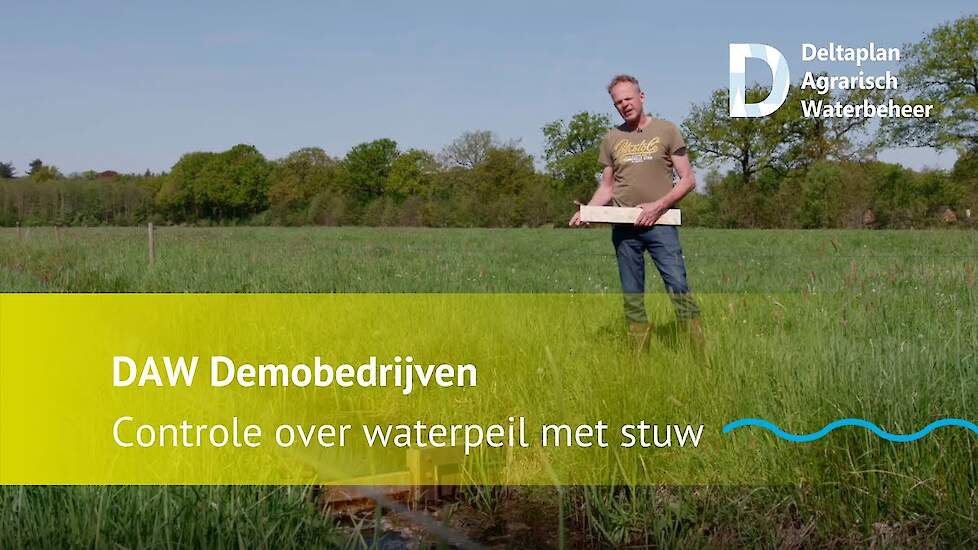 Niels heeft controle over waterpeil in eigen sloot na plaatsen van stuw met waterschap