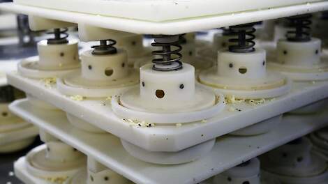 Verwerking en verpakking bron van microplastics in zuivel
