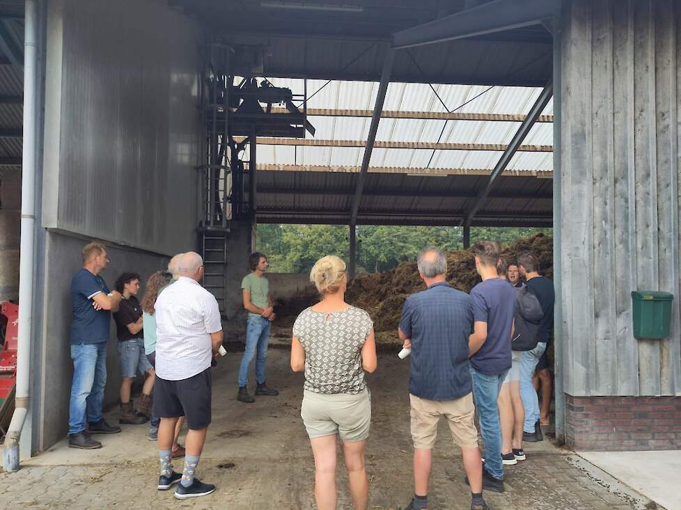 Melkveehouder Jan Willem Breukink ging in gesprek met deelnemers tijdens de Demodag 2024.