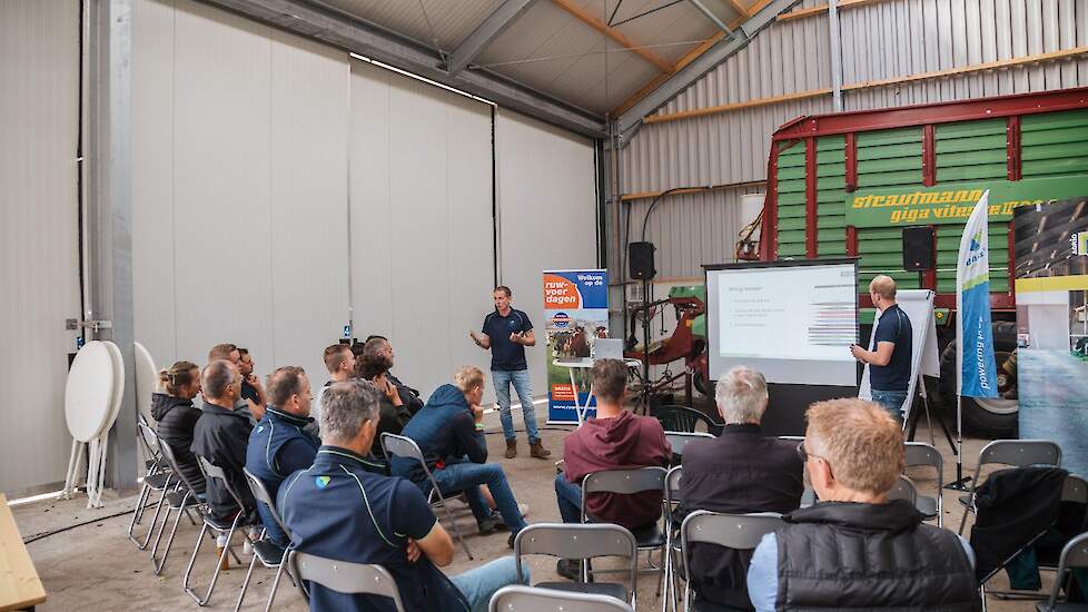 Binnen in de loods gaat het over het belang van eigen drijfmest