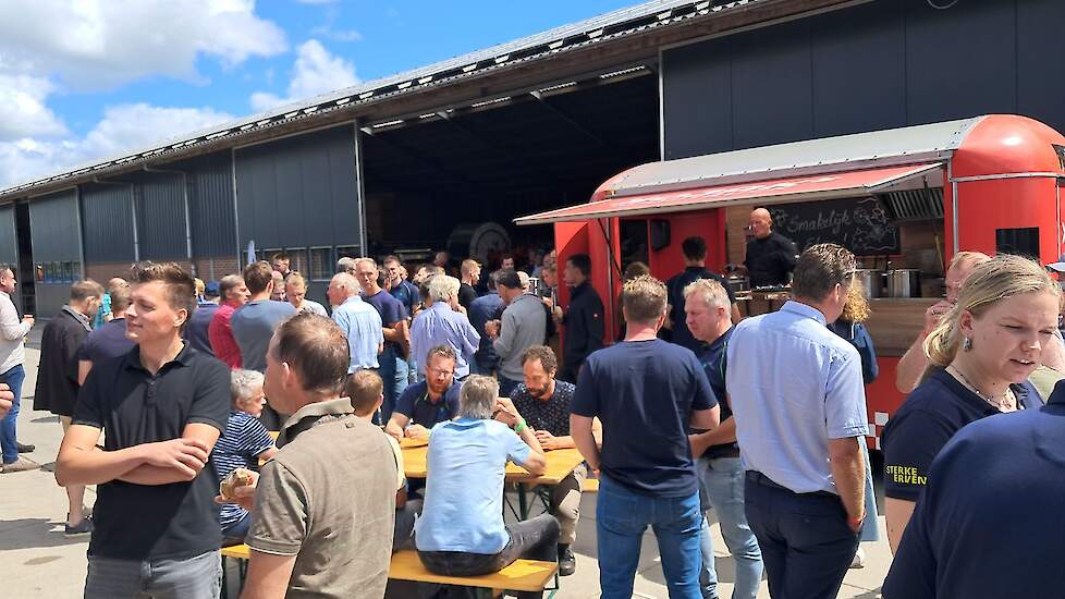 De dag werd gezellig afgesloten met een hapje en een drankje