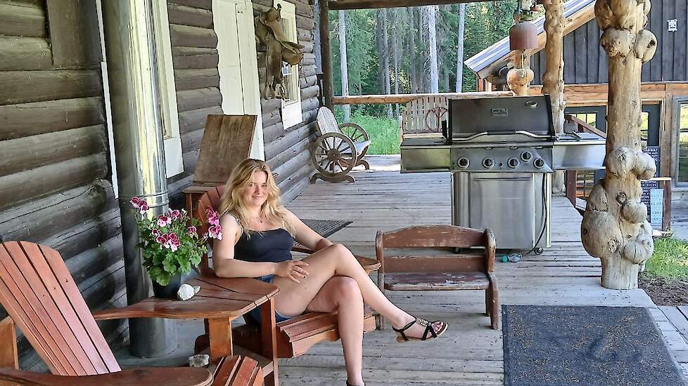 Minke op de veranda van de lodge.