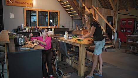 Melkveehouder ontvangt vluchtelingen op hun deel