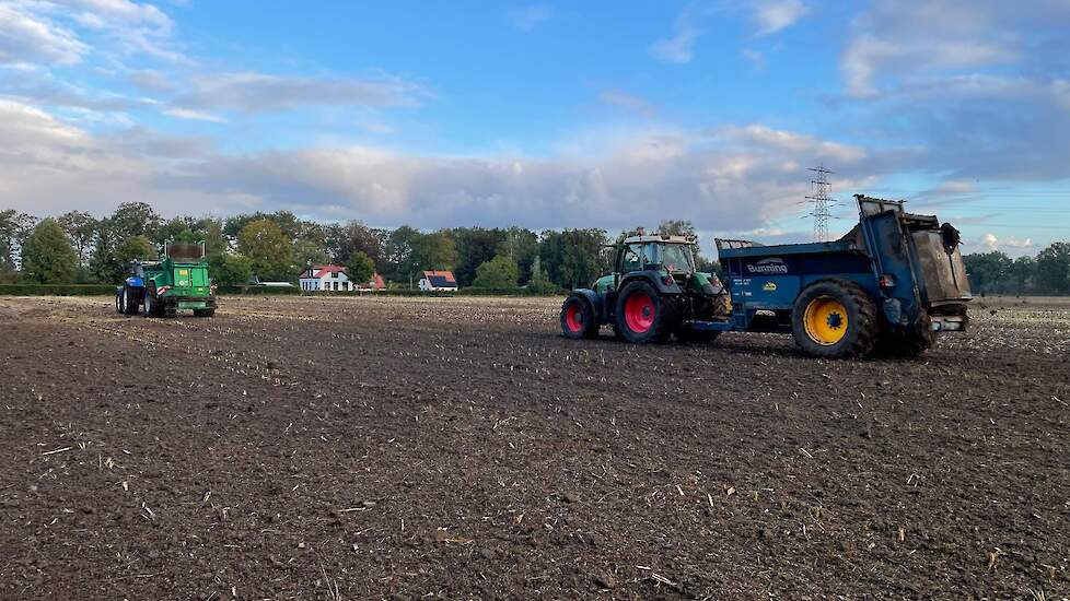 Het uitrijden van de klei gebeurt met meststrooiers.
