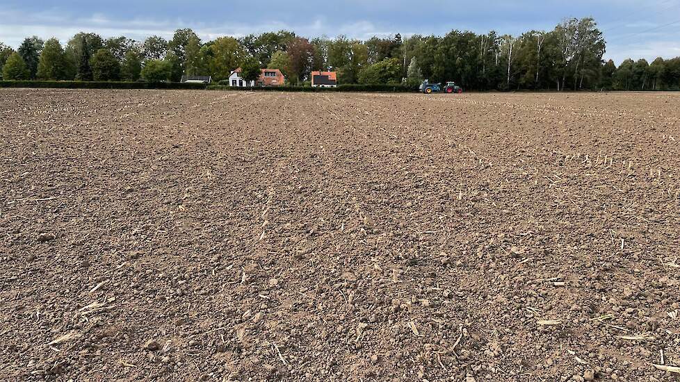 Een veld waarover zojuist een laag klei is uitgereden.