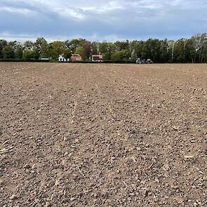 Een veld waarover zojuist een laag klei is uitgereden.