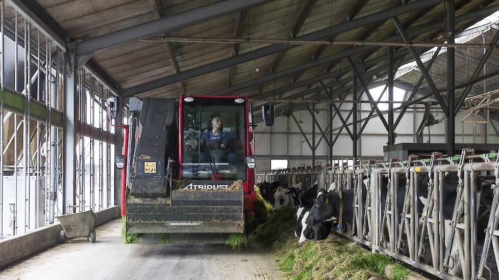 Zelfrijzende voermengwagen bij Gezino Engberts - NPB