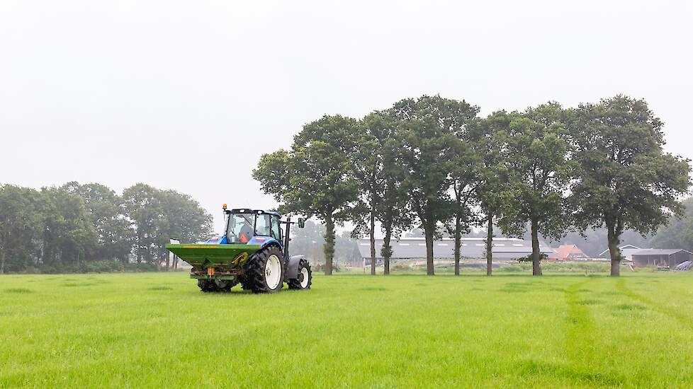 Trekker op het land Gezino Engberts - NPB