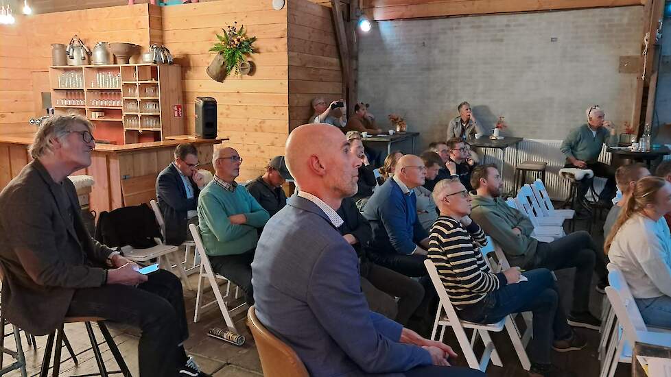 Publiek luistert mee tijdens de plenaire presentatie.