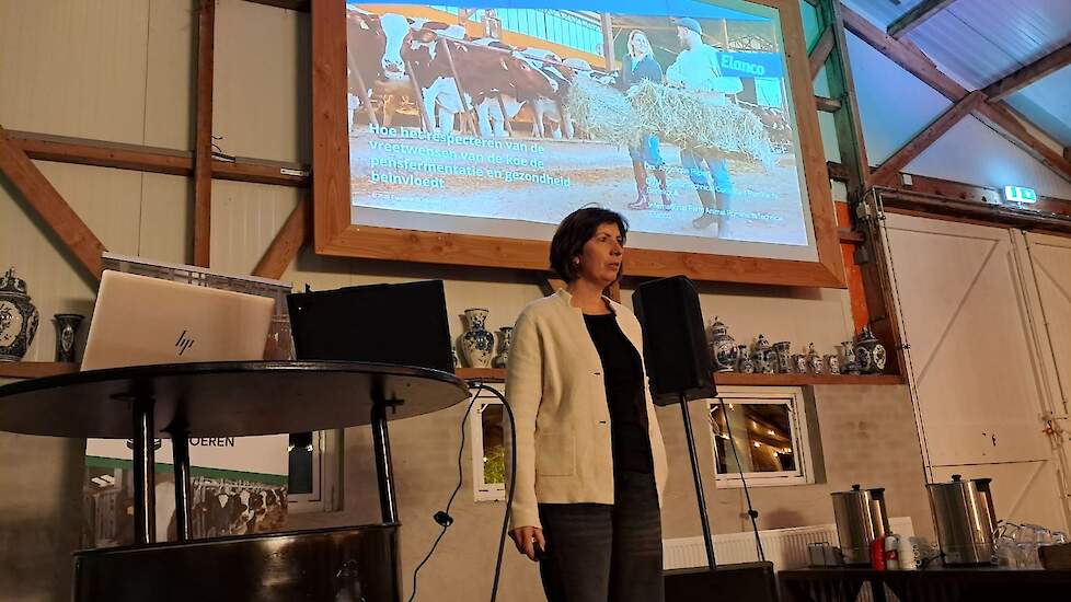 Angelique Rijpert-Duvivier presenteert over diergezondheid.
