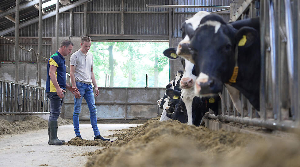 melkveehouder Floor en ruwvoeradviseur Tom Vernooij van Agrifirm