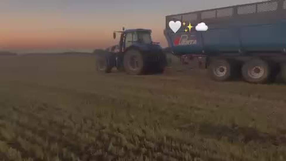 Halverwege gerstoogst een mooie zonsondergang