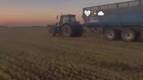 Halverwege gerstoogst een mooie zonsondergang