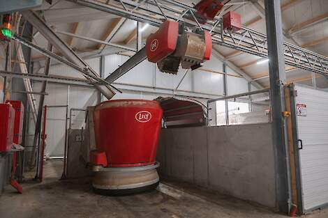 Lely Vector automatisch voersysteem dat in de voerkeuken staat en gevuld wordt door de grijper