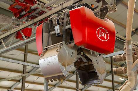 Lely Vector automatisch voersysteem voergrijper in de voerkeuken