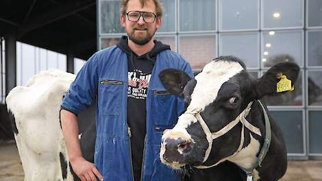 Melkveebedrijf Kraakman heeft vijftig honderdtonners: ‘We zijn de hele dag met de koeien bezig’