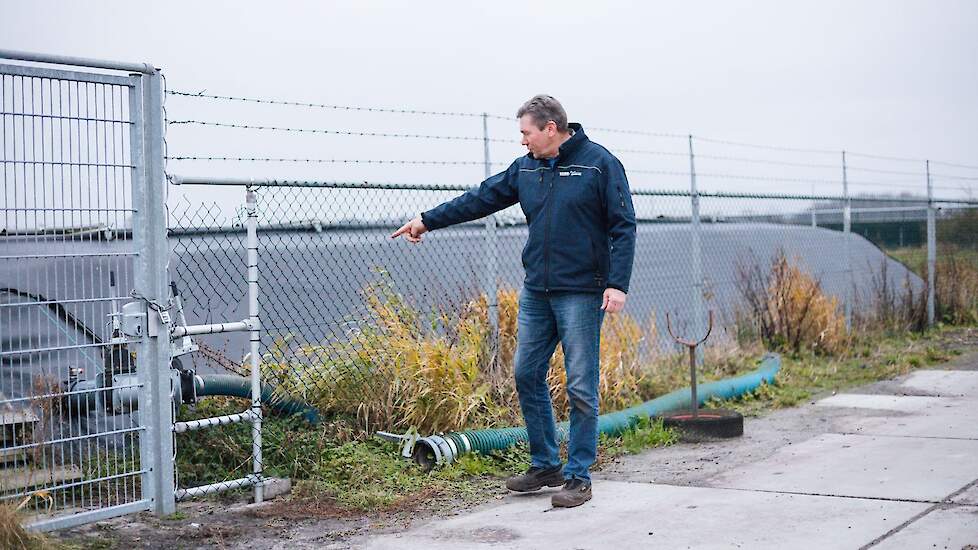 Mestzak 2000 kuub meestal alleen melding. Voor verplichte hekwerk wel bouwvergunning nodig.