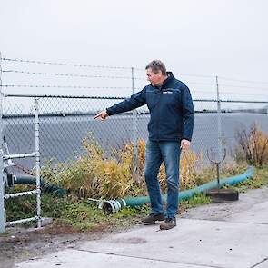 Mestzak 2000 kuub meestal alleen melding. Voor verplichte hekwerk wel bouwvergunning nodig.