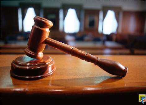 Voorzittershamer op een stootblok.