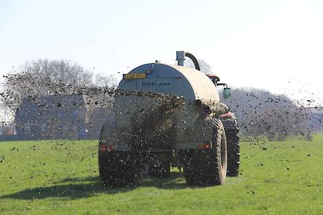 Giertank rijdt mest bovengronds uit.