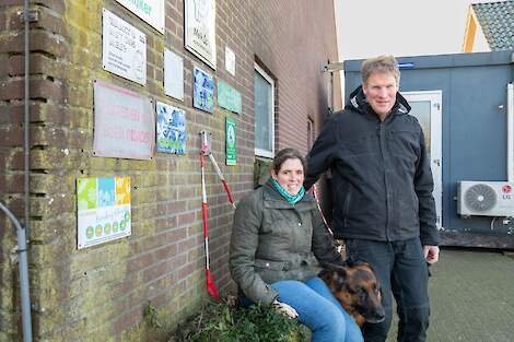 Christianne en Rutger Hennipman buiten voor hun stal.