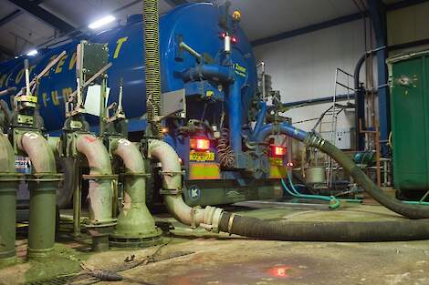 Een mesttransport wordt volgeladen.