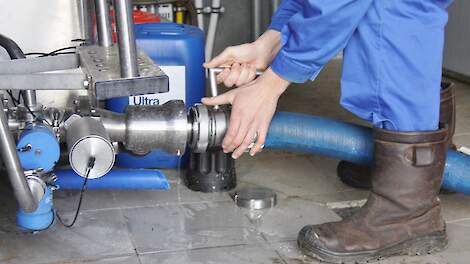 FrieslandCampina: melkophaling loopt door, maar lokaal melk weggelaten door sneeuw