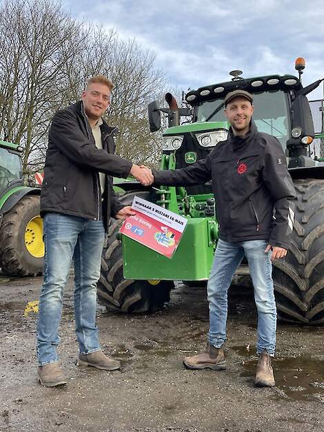 Jelte Baving (links) krijgt als winnaar van #MaisMania de hoofdprijs overhandigd van Ludwig Oevermans van Limagrain: 10 eenheden maiszaad van een LG-ras naar keuze.