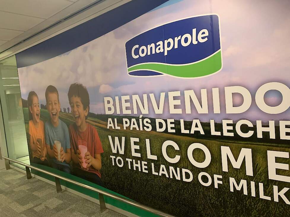 Het bord op het vliegveld.