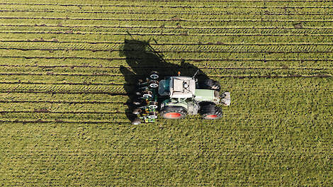 Water en mest gaan rechtstreeks naar de wortelzone van gras