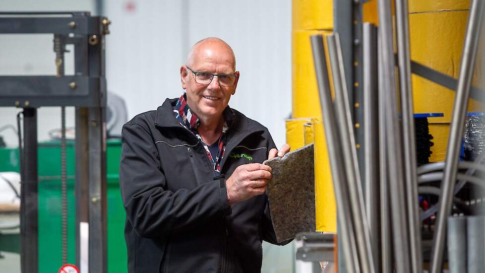 Beoordeling van vilt voor bescherming van de spankop op de betonrand.