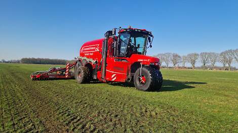 Fotoserie: Eerste drijfmestgift onder voorjaarsomstandigheden