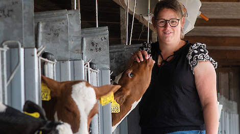 Melkveehoudster Erika Snellink-van ’t Oever over kalveropfok en aanpak kalverdiarree: “Aandacht voor kalveren loont. Vaccineren heeft daarbij écht het verschil gemaakt”.