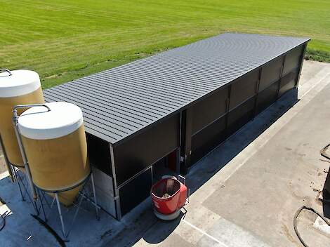 Lely Vector die voor de voerkeuken staat